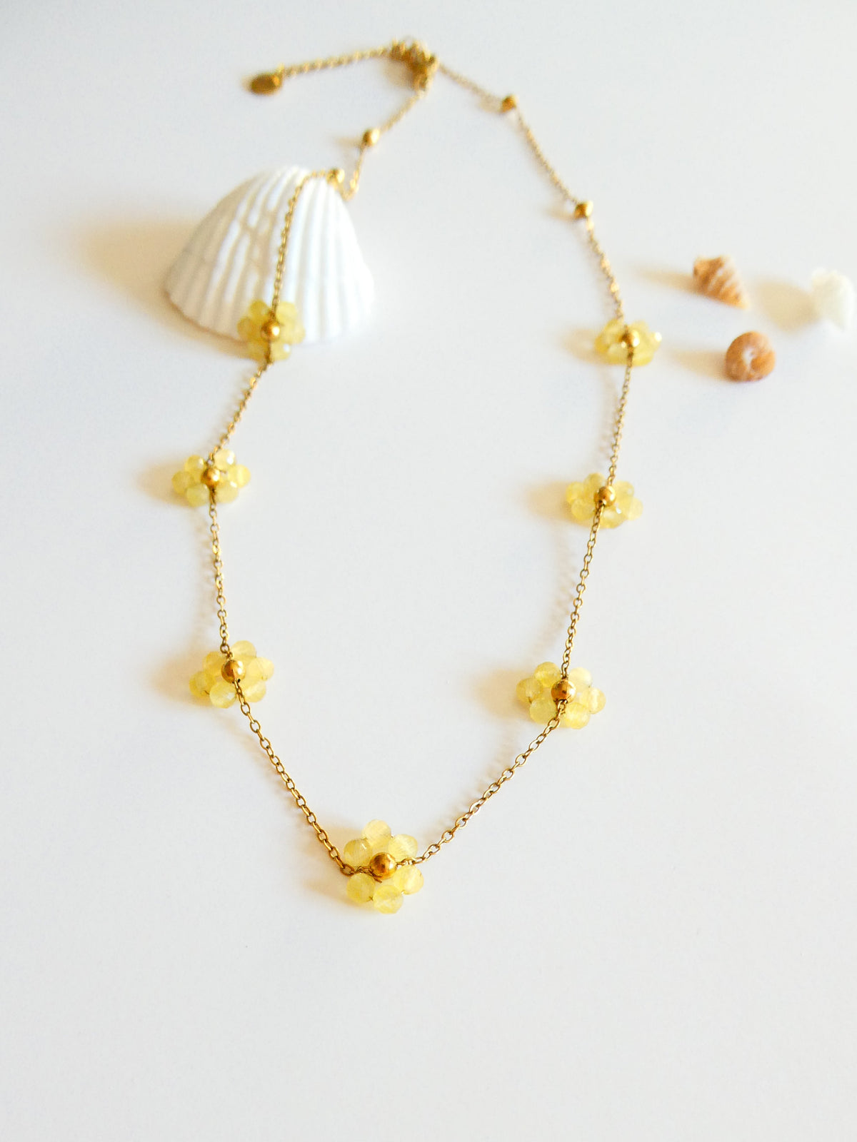 Collier fleuri jaune